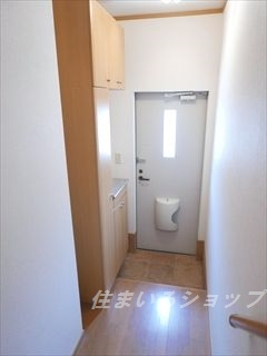 グッディ亀山Aの玄関|大型シューズボックス