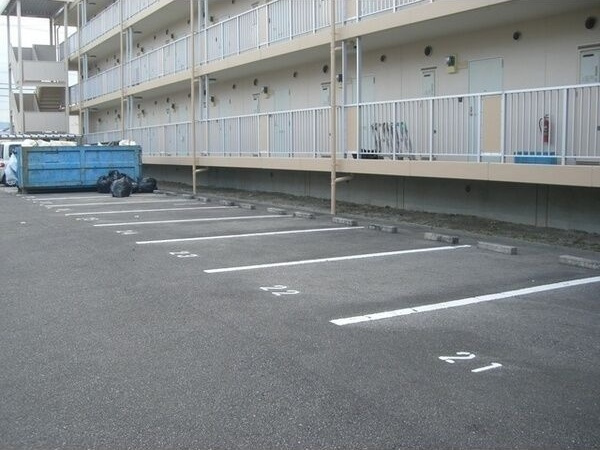 ベルメゾン錦の駐車場