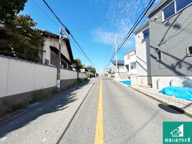 羽曳野市はびきの　新築一戸建ての前面道路含む現地写真|周辺は落ち着いた街並みの住宅地！子育てがしやすい住環境です！まだ未完成ですが、現地でしかわからない事もございます。是非一度ご覧ください。
