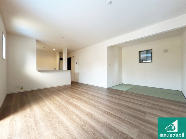 ◆羽曳野市はびきの　新築一戸建ての居間・リビング|シンプルなリビングは、観葉植物等のインテリアを楽しめますね！パパ好みにも、ママ好みにも家具次第で雰囲気を変えることができます！