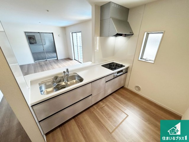 ◆羽曳野市はびきの　新築一戸建てのキッチン|リビングと統一感があり、使い勝手のいいキッチン。広々としているので、二人並んで作業が出来ちゃいます。お子様と一緒に色々なお料理に挑戦できるスペースがあります。