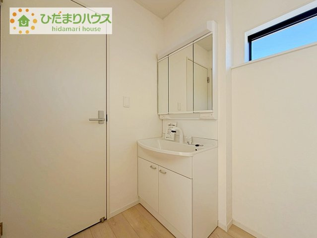 【独立洗面台】 | つくば市若森第1　新築戸建　1号棟 | 三面鏡の大きな鏡は憧れます(^^♪
鏡の後ろは収納となっていて、細かいものでも収納できるのでスッキリと整理できます！