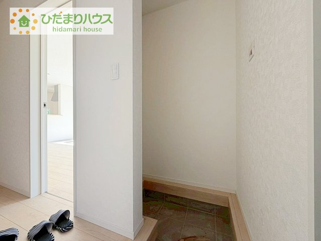 【玄関】 | つくば市若森第1　新築戸建　1号棟 | シューズクロークは、レインコートやベビーカー、ゴルフバッグなど大きな荷物を置けるので、
いつでも玄関を綺麗に保てます(*^-^*)