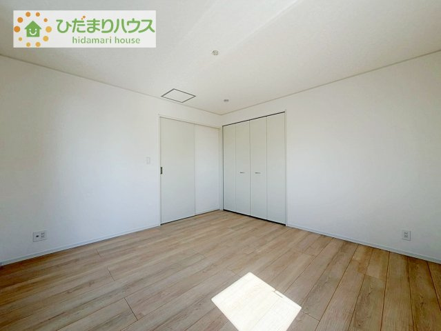 【寝室】 | つくば市若森第1　新築戸建　1号棟 | バルコニーに面していて、たっぷり光りの入る明るい主寝室です！