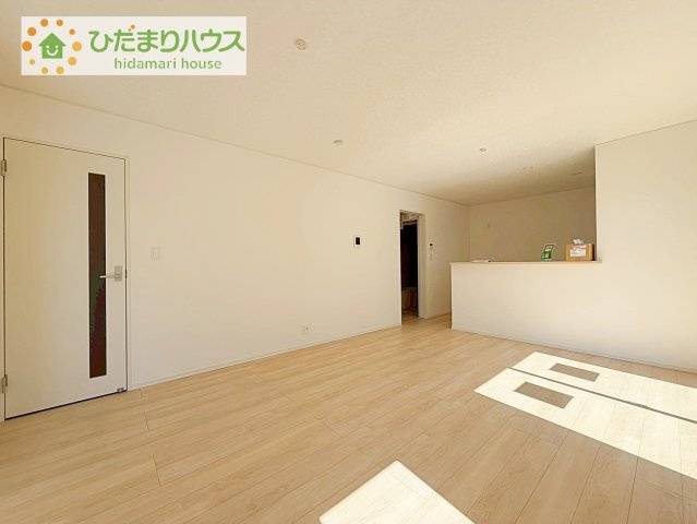 【居間・リビング】 | つくば市若森第1　新築戸建　1号棟 | リビングの大きな窓からは、暖かな日の光が降り注ぎます・・・