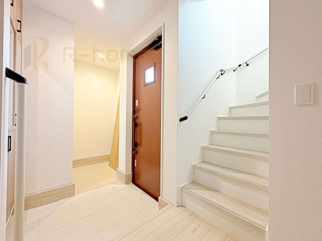 龍ケ崎市姫宮町第1期　新築子戸建て　3号棟の玄関|ベビーカーなどもスッキリ収納できるシューズインクローゼット！