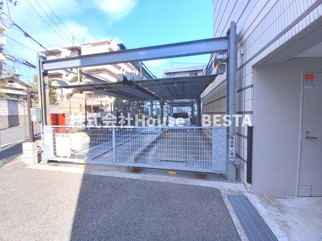 エスリード中山手県庁前の駐車場