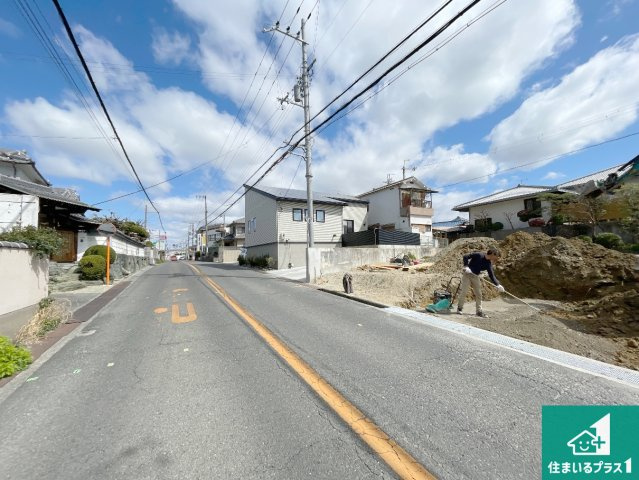 羽曳野市はびきの　新築一戸建ての前面道路含む現地写真|周辺は落ち着いた街並みの住宅地！子育てがしやすい住環境です！まだ未完成ですが、現地でしかわからない事もございます。是非一度ご覧ください。