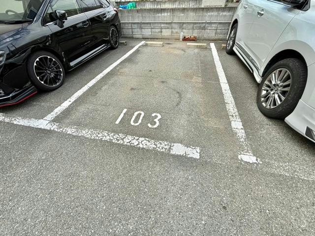 シャーメゾン西庄の駐車場