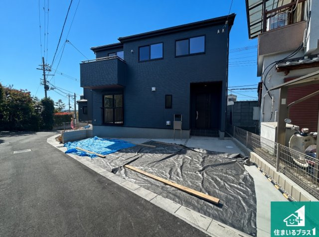 10(土)11(日)12(祝)現地見学可能！◆羽曳野市はびきの　新築一戸建ての前面道路含む現地写真|周辺は閑静な住宅街！前面道路広々で車の出し入れも便利です。駐車が苦手な方でも安心して車庫入れできます！