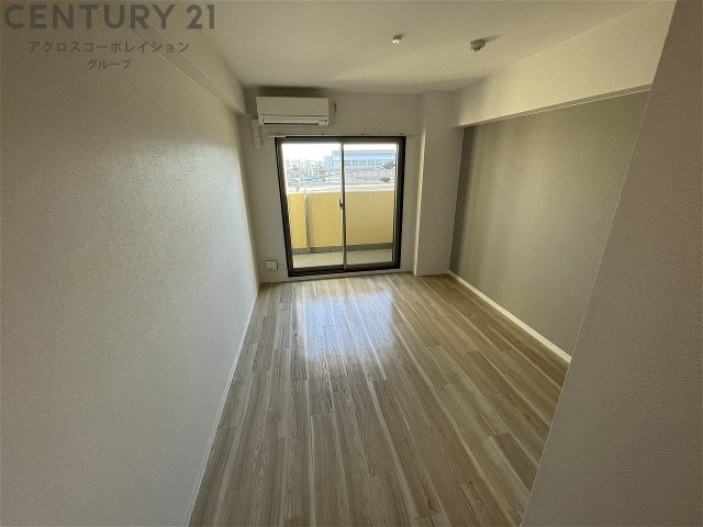 エアコン付きの7.6帖の洋室です♪