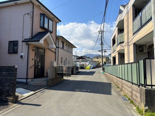 【前面道路含む現地写真】 | ◇◆伊勢原市上粕屋 中古戸建◆◇ | 周辺には高い建物がなく陽当たり、通風良好です！