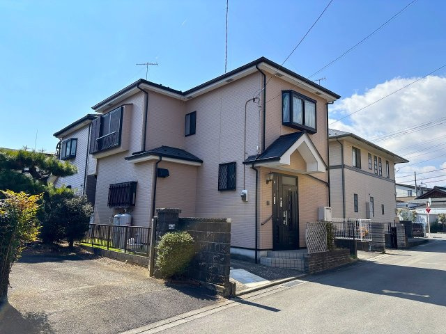 【外観】 | ◇◆伊勢原市上粕屋 中古戸建◆◇ | 前面道路と高低差がなくお家への出入りがラクです！