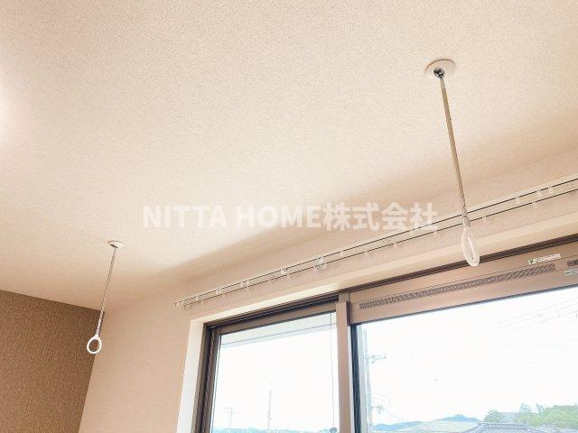 福知山市字天田のアパートのその他共用部分|物干し付きでお天気の心配なく洗濯物が干せます◎