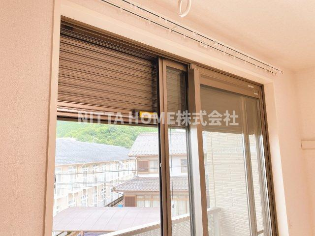 福知山市字天田のアパートのセキュリティ|シャッター・雨戸付きで安心の防犯対策☆
