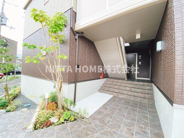 福知山市字天田のアパートのエントランス|２０２１年完成の物件になります☆彡