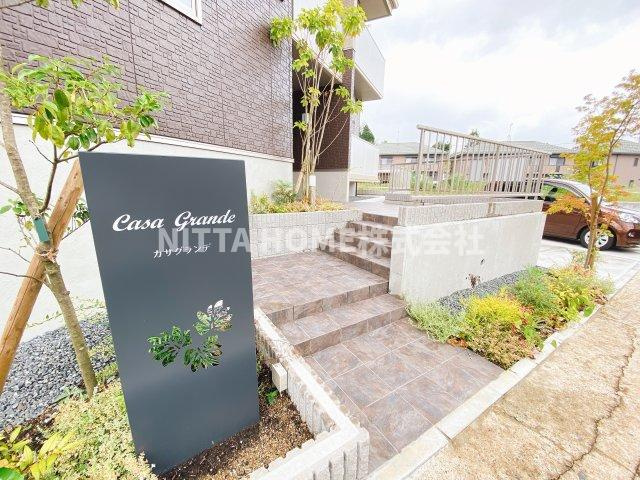 福知山市字天田のアパートのエントランス|不在時の荷物の受け取りに便利な宅配ＢＯＸが付いています♪