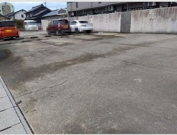 パルティールの駐車場