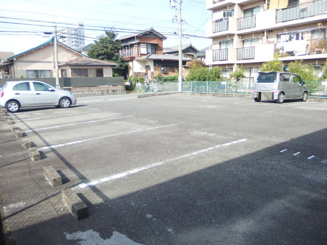 メゾンプレステージＢの駐車場