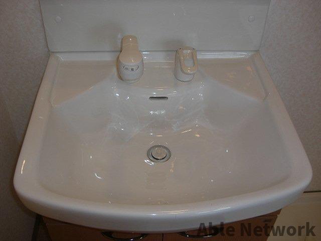 モンテ・アンヴェリーノの洗面所|シャワー付洗面台