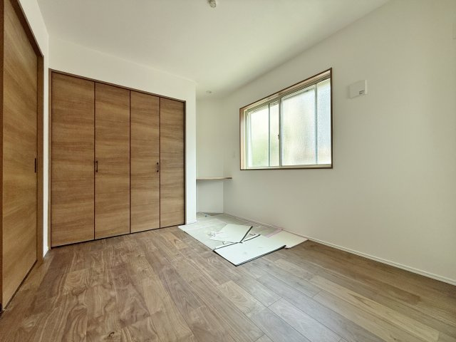 和光市下新倉4丁目 限定1棟の洋室|1階5.25帖洋室
プライベート空間は4部屋ございます
お子様部屋の他、書斎や趣味のお部屋など多目的にお使いいただけます
