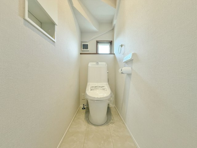 和光市下新倉4丁目 限定1棟のトイレ|トイレは1階・2階にございます
温水洗浄暖房便座機能付