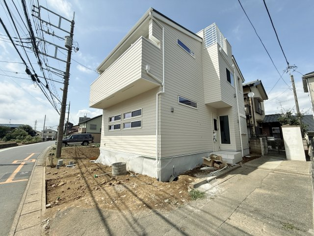 和光市下新倉4丁目 限定1棟の外観|【南西側4.5ｍ公道×南東側通路】
角地感覚で開放的！陽当り・風通し良好♪♪
足場が外れご見学しやすくなりました
是非現地にて実際にご見学ください！
建物112.19㎡　2階建　南西向き　LDK22帖