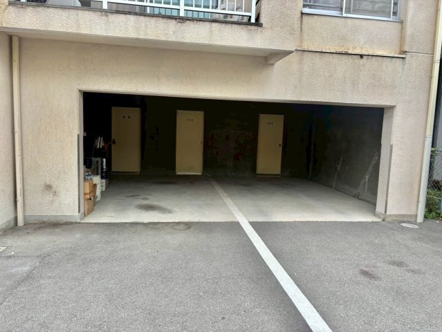 TRUST新在家の駐車場