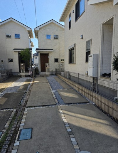 【中古】川越市的場新町リフォーム中古住宅の前面道路含む現地写真|駐車スペース縦列2台可能！