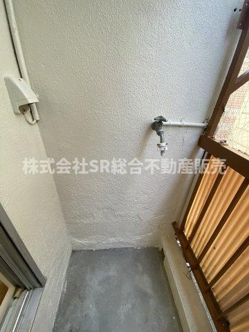 衣摺4丁目中古テラスハウスの設備|洗濯機置場はバルコニーにあります！
