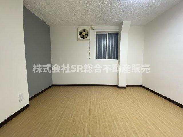 衣摺4丁目中古テラスハウスの洋室|コンパクトで使いやすい洋室です