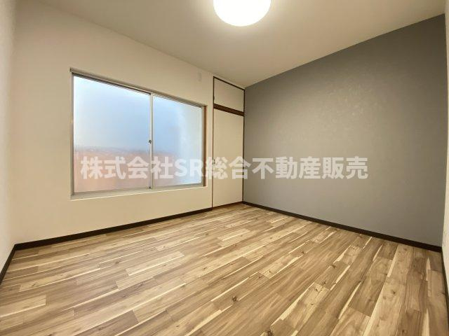 衣摺4丁目中古テラスハウスの寝室|落ち着いた色調の寝室です