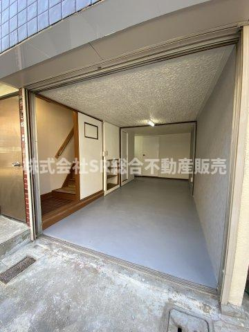 衣摺4丁目中古テラスハウスの駐車場|シャッター付き車庫（車種による）有！大事なお車を雨風から守れます！バイク好きな方は作業もできます♪