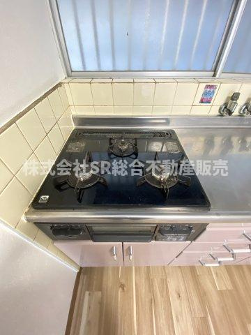 衣摺4丁目中古テラスハウスのキッチン|3口コンロ、グリル付きです！