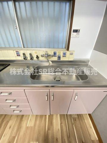 衣摺4丁目中古テラスハウスのキッチン|シンク、調理スペース広めです♪