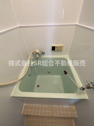 衣摺4丁目中古テラスハウスの浴室|お湯はり機能の付いたお風呂です。