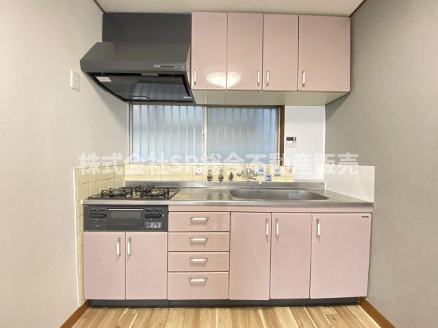 衣摺4丁目中古テラスハウスのキッチン|設備の充実した、かわいらしいピンクのキッチン♪