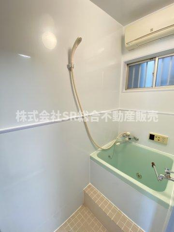 衣摺4丁目中古テラスハウスの浴室|お風呂には窓もあり、換気がバッチリとできます☆