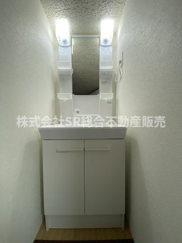 衣摺4丁目中古テラスハウスの独立洗面台|独立洗面台、小物を置くことができて便利です