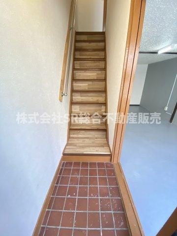 衣摺4丁目中古テラスハウスの玄関|車庫とお家を直接行き来できる玄関です！雨に濡れません。