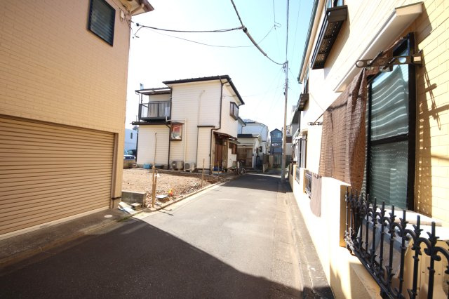 江戸川区松本１丁目　新築戸建ての前面道路含む現地写真