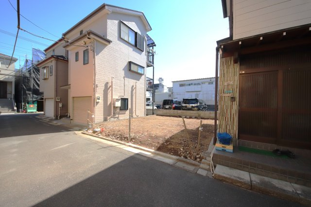 江戸川区松本１丁目　新築戸建ての前面道路含む現地写真
