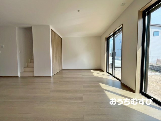 春日井市東野町7期（全2棟）の居間・リビング