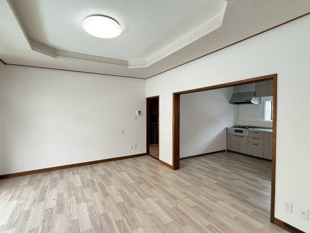 桜ヶ岡2丁目　リフォーム済中古住宅の居間・リビング