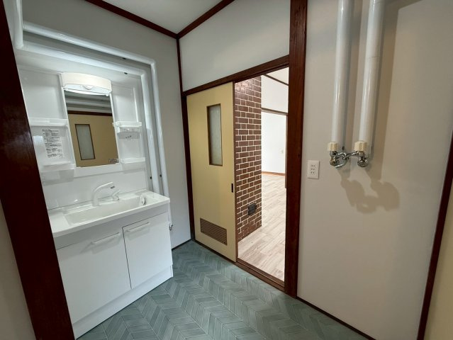 桜ヶ岡2丁目　6LDKリフォーム済中古住宅の独立洗面台