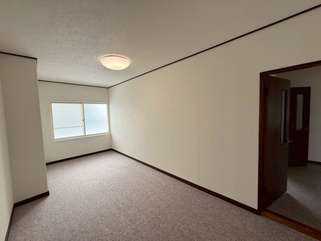 桜ヶ岡2丁目　リフォーム済中古住宅の洋室|2階洋室6.8帖