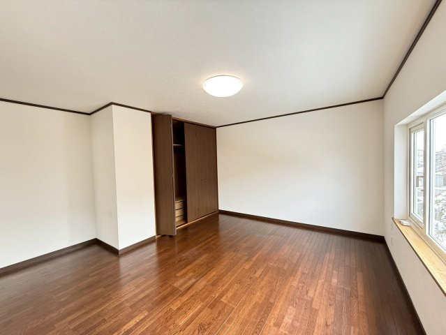桜ヶ岡2丁目　6LDKリフォーム済中古住宅の洋室|2階洋室10.8帖