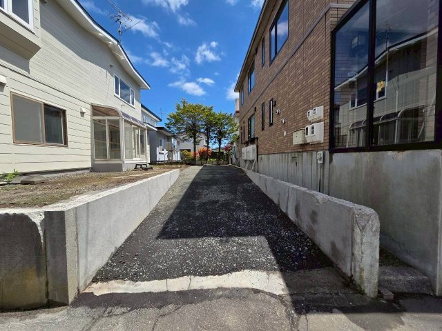 桜ヶ岡2丁目　6LDKリフォーム済中古住宅の駐車場