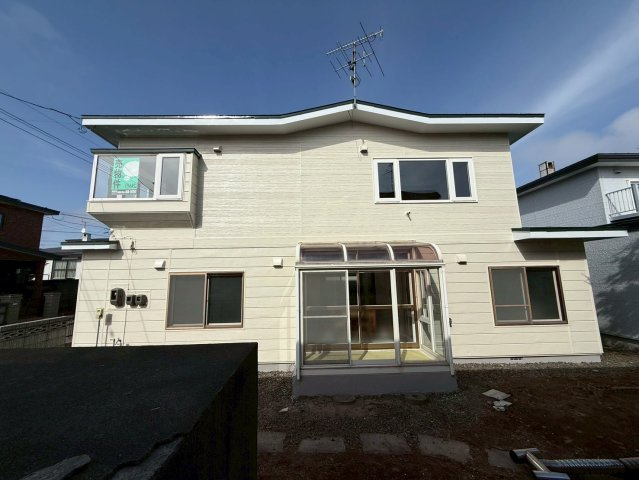桜ヶ岡2丁目　リフォーム済中古住宅の外観|風除室付き