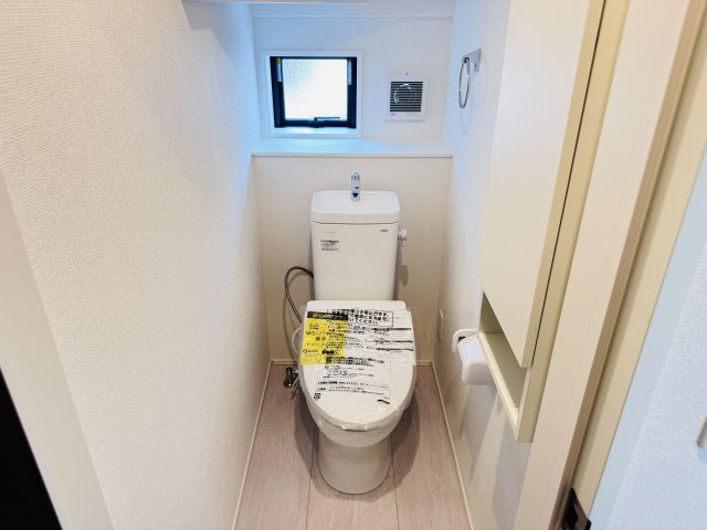 松戸市栄町２丁目新築戸建（栄町17期）のトイレ|温水洗浄暖房便座つきトイレ
